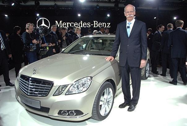 Daimler-Vorstandsvorsitzender Dr. Dieter Zetsche bei der Präsentation der neuen Mercedes-Benz E-Klasse gestern in Detroit. Foto: UnitedPictures